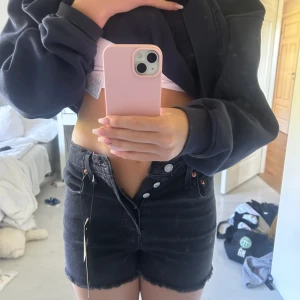 jeansshorts  - Helt nya jeans shorts från levis!! Köpte förra sommaren och aldrig använda! Lappar kvar. Köpte för 649!! Säljer för 320!