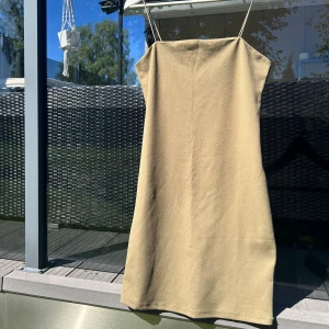 Khakigrön klänning h&m - Strlk s! Mer grön än på bilden, jättefin khaki! Hör av er ✨