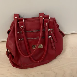 Björn Borg handväska  - Vintage Björn Borg väska. Syns att den är använd men är ej smutsig, trasig eller sliten. Säljs då den inte används längre. 