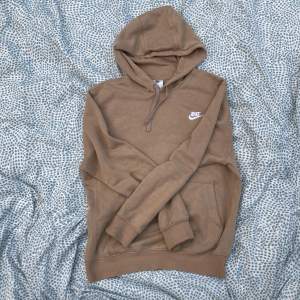 Säljer min bruna/beige Nike hoodie, till ett bra pris🤝Hoodien är i storleken Small, tröjan har inte några tecken alls på användning. Hoodien är i ett riktigt skönt material som gör att den passar mycket bra