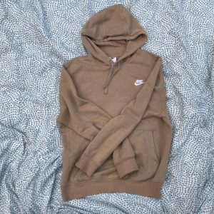 Nike hoodie - Säljer min bruna/beige Nike hoodie, till ett bra pris🤝Hoodien är i storleken Small, tröjan har inte några tecken alls på användning. Hoodien är i ett riktigt skönt material som gör att den passar mycket bra