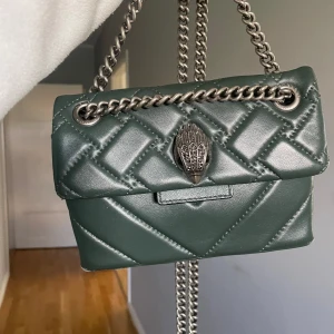 Kurt geiger väska grön - Knappt använd, i nyskick! Super fin och användbar väska.