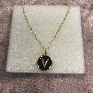 Bokstav Halsband  - Finns A-Z kvar  Helt ny  99kr/st  Sammafrakt 