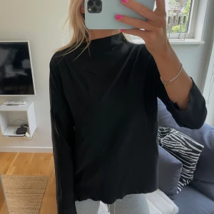 Långärmad tröja  - Långärmsd svart tröja från Weekday. Den har en liten krage som går upp i halsen och är insett tunnare, jätteskönt material. Storlek XS, men skulle säga XS-M!