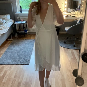 Klänning  -  en perfekt student klänning/ konfa/ eller bara en fin sommar klänning. Dubbel tyg, inte så genomskinlig (bara om du har mörka underkläder)  Använd 1 gång på min konfa sen bara hängt i garderoben, köptes för ungefär 1 år sen.