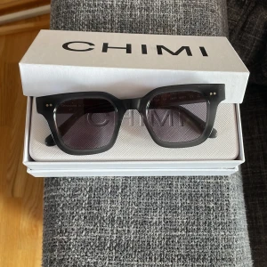 Chimi solglasögon  - Dark grey chimis i väldigt bra skick