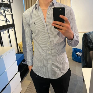 Polo Ralph Lauren skjorta - Randig Polo Ralph Lauren skjorta, gott skick.