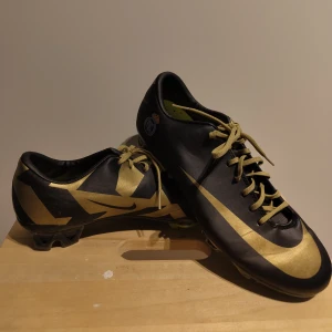 Nike Mercurial Real Madrid | Storlek 41 | - Säljes ett par specialbeställda fotbollsskor från Nike med Real Madrid motiv. Skorna har enbart använts vid ett fåtal tillfällen.   Info om skorna: Storlek 41 Kolfibersula Plastdobbar, två olika varianter  Svart/guld   Priset kan diskuteras  