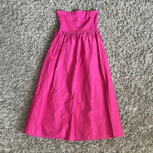 Superfin Gina Tricot klänning - Säljer denna superfina rosa klänningen från Gina Tricot pga använder den tyvärr inte :( Är endast använd vid ett tillfälle, så så gott som ny! Nypris: 499kr