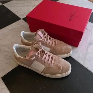 Valentino Flycrew - Hej! Säljer nu dessa fina Valentino Flycrews i storlek 38. Rosa/beige färg. Fint skick utöver att de lossnat 4 nitar på ena skon och 6 nitar på andra, men enkelt fixat om man köper nya nitar. Låda fås med vid köp. Hör av dig vid funderingar!☺️// Ville