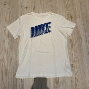 Nike t-shirt - Nike t-shirt. Har missfärgats en aning men annars är trycket i mycket bra skick!🤍💙