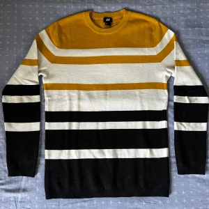 Sweatshirt - Randig tjocktröja. Storlek S. Använd ett fåtal gånger.