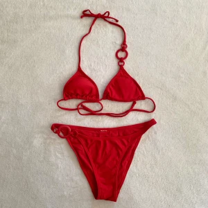 Vintage röd bikini - Trekantsbikini med snygga ringdetaljer i plast och uttagbara inlägg! Aldrig använd utan endast provad av mig, tvättad 🖤
