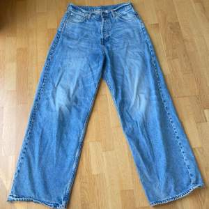 Baggy astro jeans från weekday i ljusblå färg, inte riktigt längre min stil. Bra skick överallt förutom längst ner vid hälarna där de är lite slitna. De är längd 34 och passar bra med det mesta. 