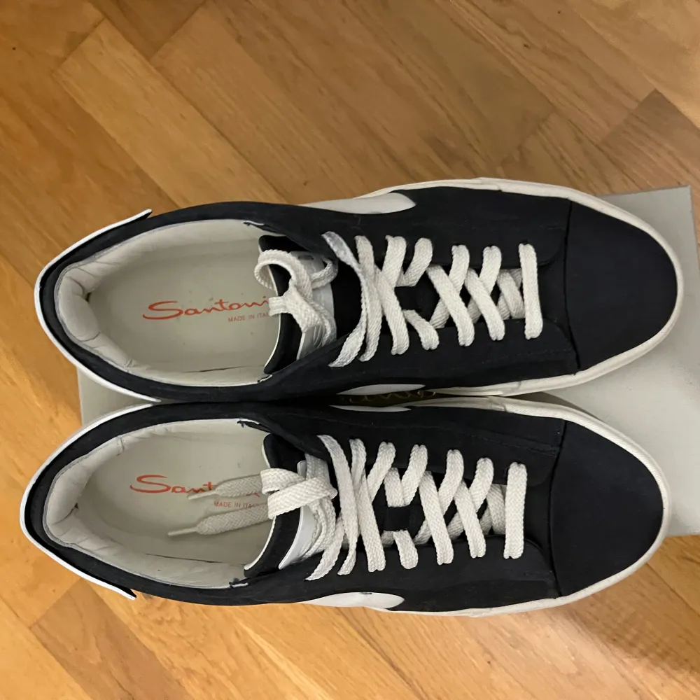 Blå santoni sneakers som var för stora och endast använda ett par gånger! Köparen står för frakt!. Skor.