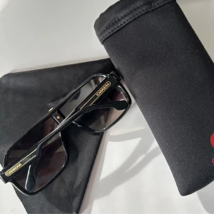 Carrera solglasögon  - **Solglasögon Carrera till salu!**  Jag säljer mina nästan oanvända Carrera-solglasögon. De är i nyskick (10/10) och har bara använts några få gånger. Jag köpte dem för 1700 kr, men säljer dem nu för endast 900 kr eftersom jag inte använder dem. Pass