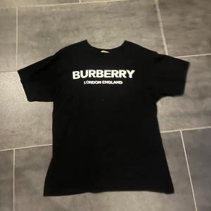 Burberry t-shirt - Hej jag säljer min Burberry t shirt i bra skick. Jätteskön och snygg till sommaren!☀️ Den är prutad och klar! Priset är 370 kr. 