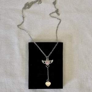 Rosa Hjärthalsband med ängla vingar 🎀 - Längd: 45 cm. Perfekt som present 💕