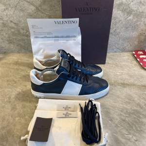 Säljer nu dessa mörkblåa Valentino Flycrews i storlek 44 🔵| Med skorna tillkommer 2 dustbags, box, extra laces, kvitto från Valentino, äkthetsbevis och ett tack-kort från Valentino 🔵| Skorna har alla nitar kvar och är i nyskick 🔵|