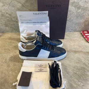 Valentino Flycrew - Säljer nu dessa mörkblåa Valentino Flycrews i storlek 44 🔵| Med skorna tillkommer 2 dustbags, box, extra laces, kvitto från Valentino, äkthetsbevis och ett tack-kort från Valentino 🔵| Skorna har alla nitar kvar och är i nyskick 🔵|
