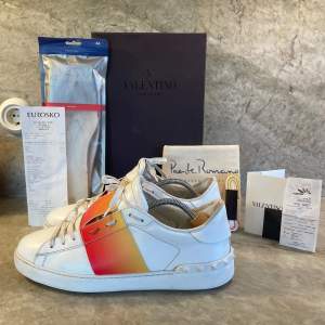 Säljer nu dessa limited edition Valentino Opens i storlek 46 🟠| med skorna medkommer box, extra laces, tack-kort från valentino, replacement dustbag och kvitto 🟠| Skorna köptes i Dubai mall för 6800kr 🟠| skorna har tre deffekter på det oranga området