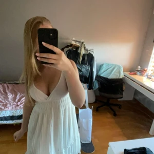 Sommarklänning - Säljer en sommarklänning ,vit , bra för midsommar! Är i storlek L men är mer som en M 