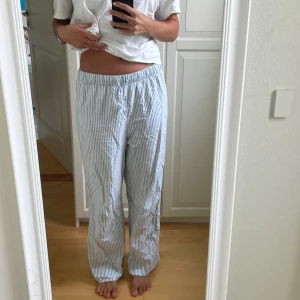 Blårandiga mjukisbyxor - Supersöta och bekväma pyjamasbyxor i bomull, storlek S