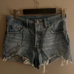 Levis 501 shorts - Levis shorts modell 501 använd fåtal gånger Storlek 27  Perfekt till sommaren 