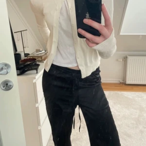 Tunn vit kofta - Tunn vit kofta. Kommer tyvärr inte till användning. Hör av dig vid frågor!💕