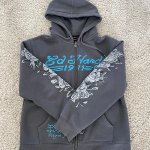 Grå Ed Hardy Hoddie  - Använt fåtal ggr, inga defekter. Storleken är M men den passar även S om man vill ha den lite oversized. Nypriset var 700kr.  Skriv för fler frågor💕