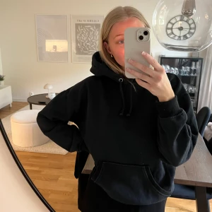 Hoodie - Oversized hoodie. I fint skick, lite nopprig.  Nypris 399 🖤