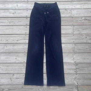 Juicy byxor  - Ett par jätte snygga juicy couture byxor som ej används bara använda ett par ggr, är dock lite misfärgade vid snörenas metall del men det syns ej 💕