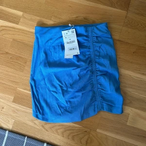 Kjol från zara  - Säljer nu denna kjol som jag köpt på zara men aldrig använt. Prislappen finns kvar. Det är storlek m men skulle säga att den passar s också. 