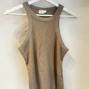 Khakifärgat ribbat linne - Kika gärna in mina andra annonser för liknande linnen i andra färger ☺️