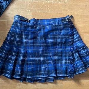 Cheerleader  - Blå super fina cheerleader kjol. Passar 38 och 36. Jag är 165 å sitter bra på längden. 34 cm midja, 39 cm längd 