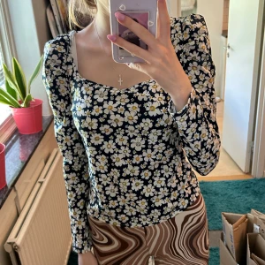 Blommig långärmad t-shirt - Storlek m, från shein, ostretchig, bea kvalitet, oanvänd, puffärmar