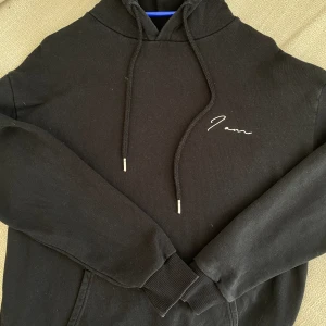 Hoodie - Hoodie från madlady med tryck på ryggen🖤