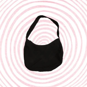 svart liten väska - Denna väska är jätte skön och lät att bära eftersom att den är liten💕 Den har en liten ficka på insidan som man kan lägga lite grejer i, använt ganska många gånger men det ser som ny ut💕 ganska vattentålig, skriv om ni har några frågor!