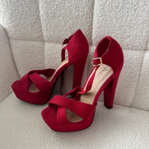 Klackar - Jättefina röda klackar, använd fåtal gånger. Står storlek 4 vilket jag skulle säga passar en storlek 36/37.