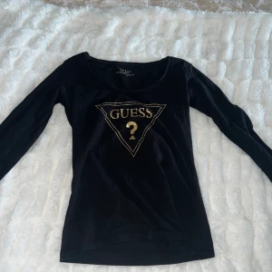 Guess tröja.  - Svart guess tröja är i ny skick inte använd så mycket. Köpt för längesedan minns ej vart. Storlek S men passar lika bra M då den är ganska stretchig 