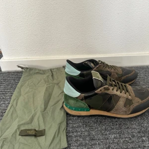 Valentino rockrunner - ett par riktigt feta valentino rockrunners i gröna. skicket är bra 9/10. Hör av er vid frågor&bilder🙌🏽