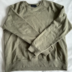 Snygg grön sweatshirt - Snygg grön sweatshirt från Lager 157! Använd men inga defekter, storlek L🫶🏼