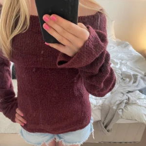 Stickad tröja  - Vinröd stickad tröja med off-shoulder urringning! ☀️ passar sååå fint med shorts (säljer ett par shorts just nu) Från bikbok 💗 passar mig som vanligtvis har xs-s! Men passar nog xs-m beroende på hur man vill att den ska sitta! 🫶
