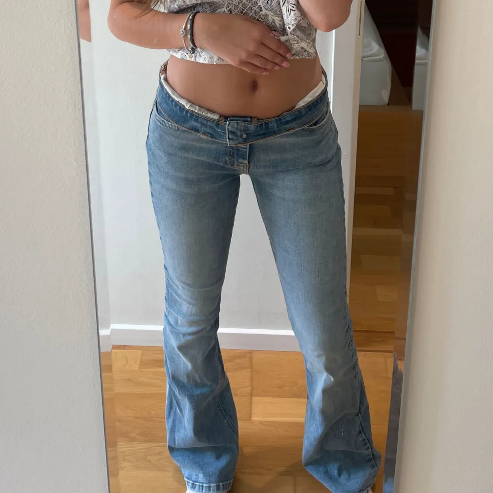 Lågmidjade bootcut jeans från ginatricot💞. Jeans & Byxor.