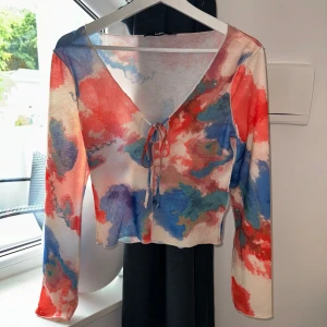 Topp  - Denna topp är köpt från BikBok och är i storlek S. Använt endast 1 gång och därför i väldigt bra skick. Priset + frakt 