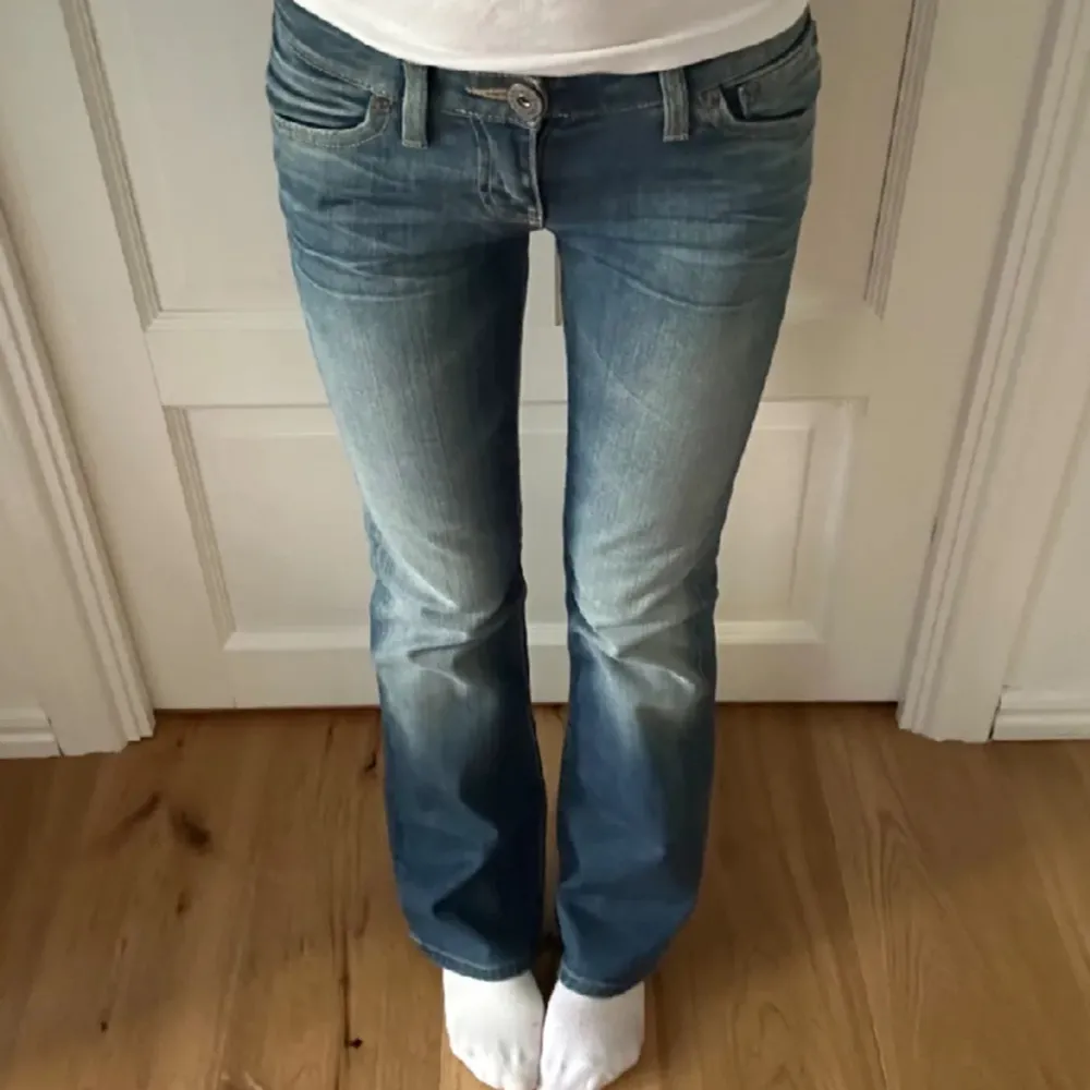 Säljer dessa lågmidjade jeans! Midjemått: 35 cm rakt över, innerbenslängd: 73 cm. Använder både köp nu funktionen och Swish. Köparen står för frakten. Köptes för 700kr. PRIS GÅR ATT DISKUTERA!. Jeans & Byxor.