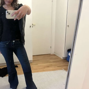 Blus från Gina  - Supersöt blus från Gina. Jätteskönt material och fina detaljer. Är i storlek 34 men passar även 36. Endast använt fåtal gånger. 