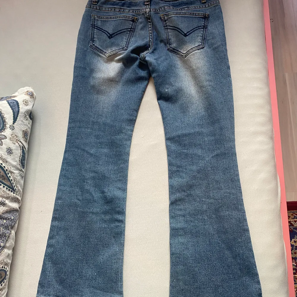 Jag är 159 och den passar perfekt. De är köpta under 2014-13 och har används 2 gånger. Möts i Stockholm . Jeans & Byxor.