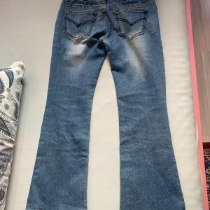 Låg midjade flare jeans  - Jag är 159 och den passar perfekt. De är köpta under 2014-13 och har används 2 gånger. Möts i Stockholm 