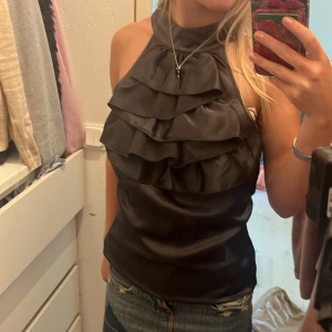 Snygg halterneck topp med volanger  - Så snygg topp! Säljer då den ej kommer till användning, dragkedja på sidan🩷 ( har ej knäppt den i ryggen på sista bilden)